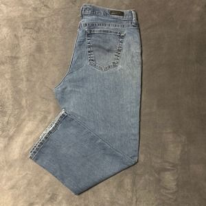 Lee jeans / Relaxed fit / medium wash / size 16p (27” inseam)